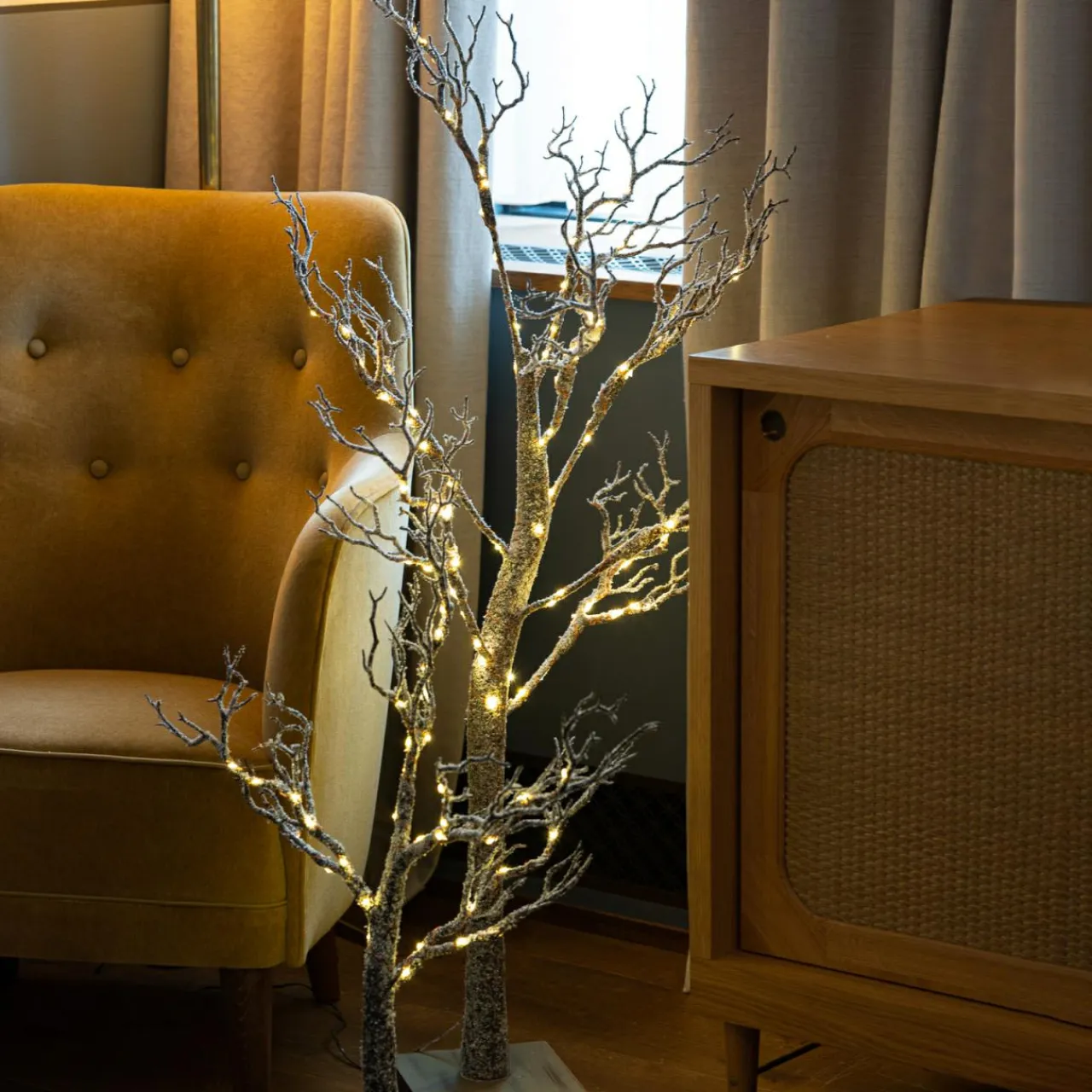 arbre__led_tora_tree_brunblanc_enneig_0.webp Sirius Arbre à LED Tora Tree, brun/blanc enneigé^ Lumière De Noël