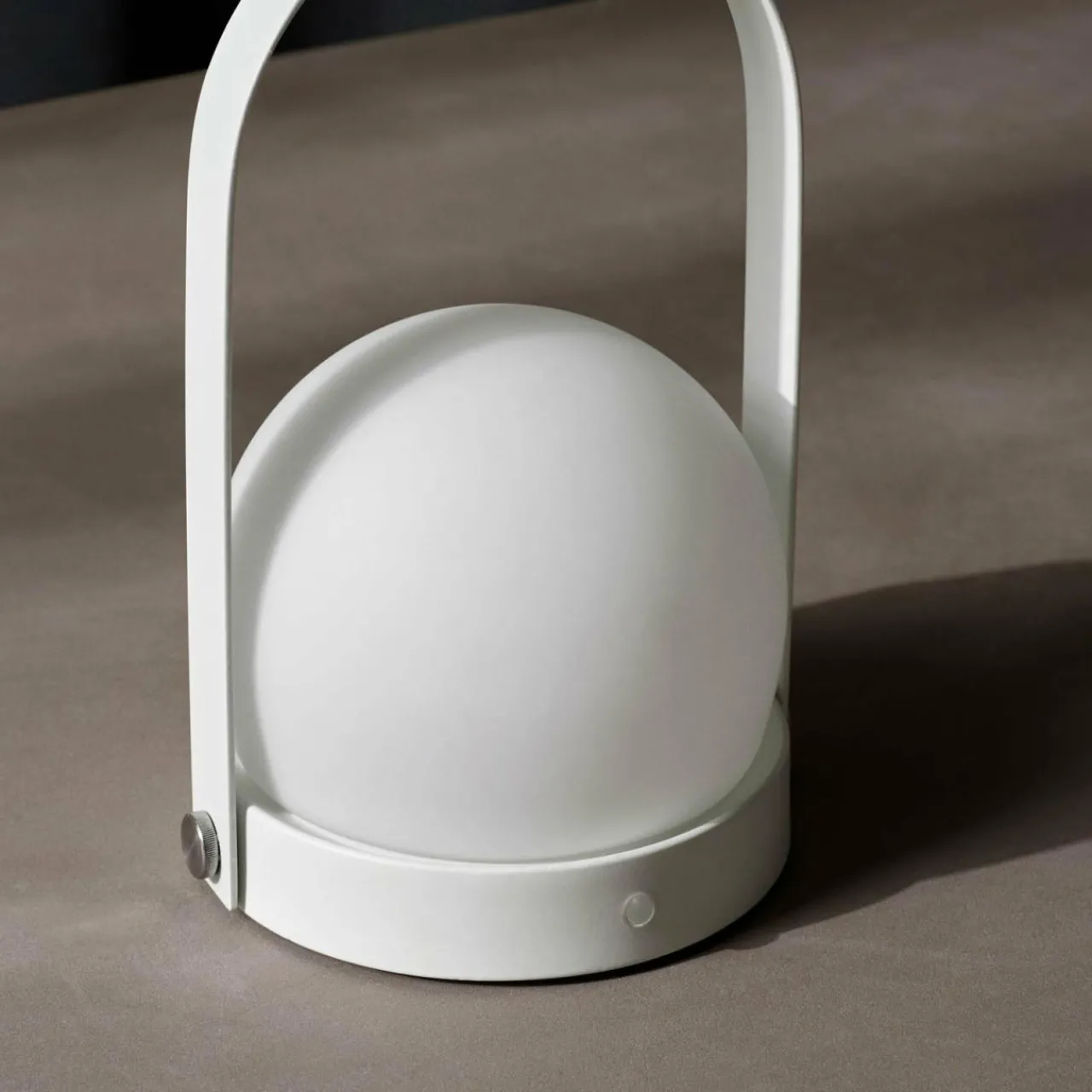 audo_carrie_lampe_dco_led_batterie_ip_blanche_2.webp Audo Copenhagen Audo Carrie lampe déco LED batterie IP44, blanche^ Lampes Décoratives