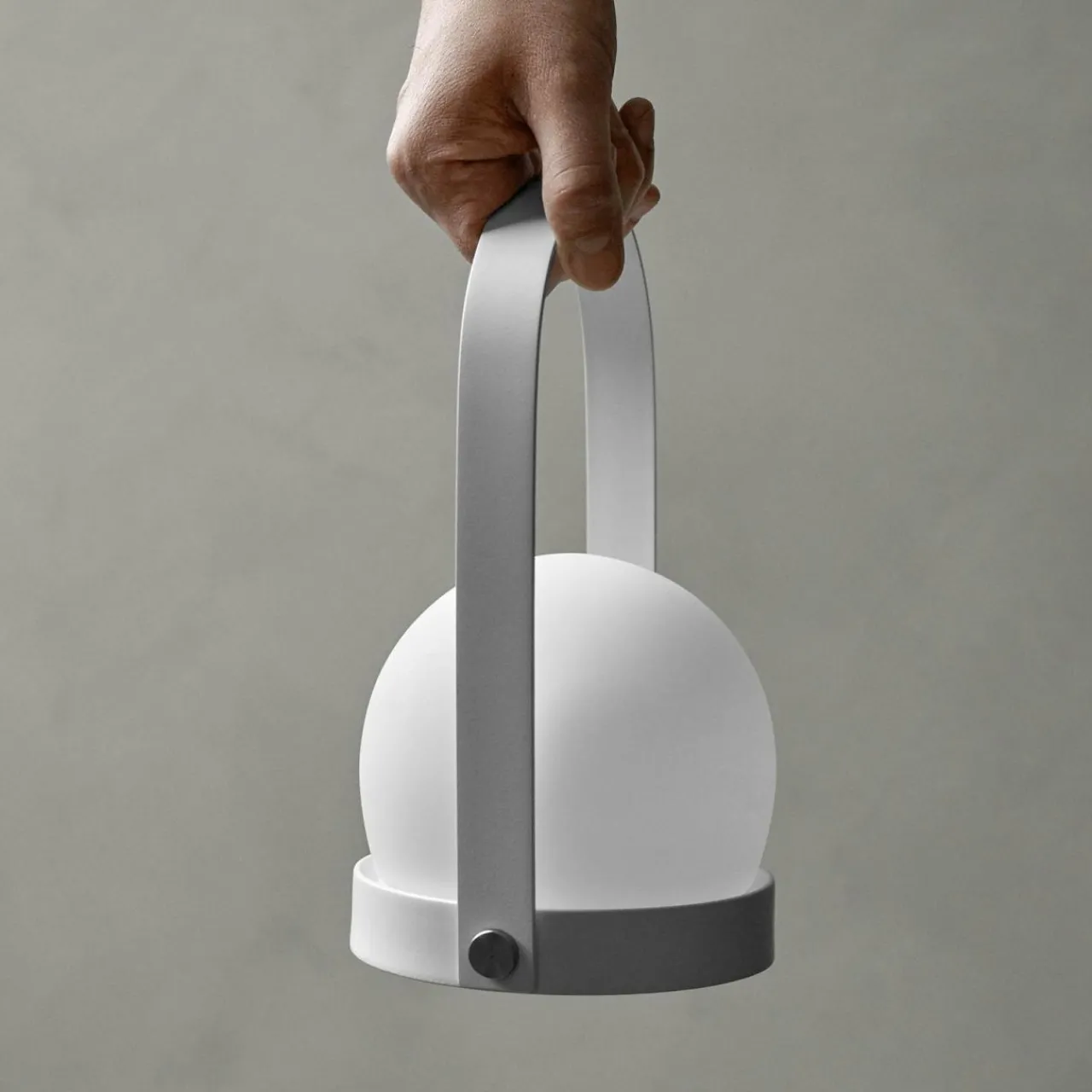 audo_carrie_lampe_dco_led_batterie_ip_blanche_3.webp Audo Copenhagen Audo Carrie lampe déco LED batterie IP44, blanche^ Lampes Décoratives