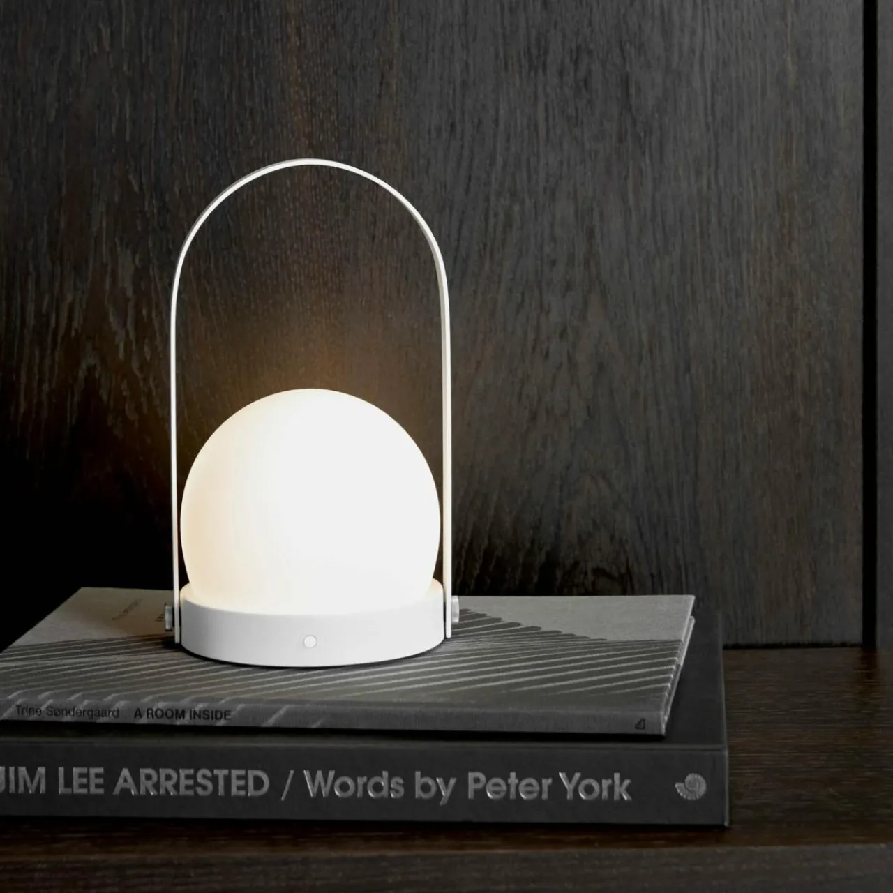 audo_carrie_lampe_dco_led_batterie_ip_blanche_4.webp Audo Copenhagen Audo Carrie lampe déco LED batterie IP44, blanche^ Lampes Décoratives