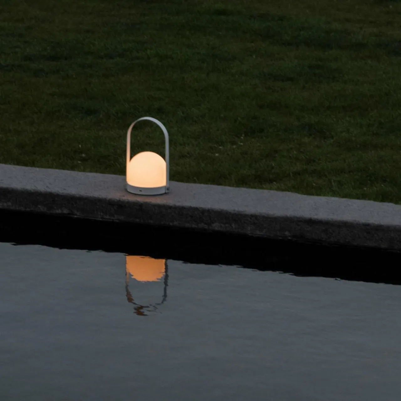 audo_carrie_lampe_dco_led_batterie_ip_blanche_6.webp Audo Copenhagen Audo Carrie lampe déco LED batterie IP44, blanche^ Lampes Décoratives