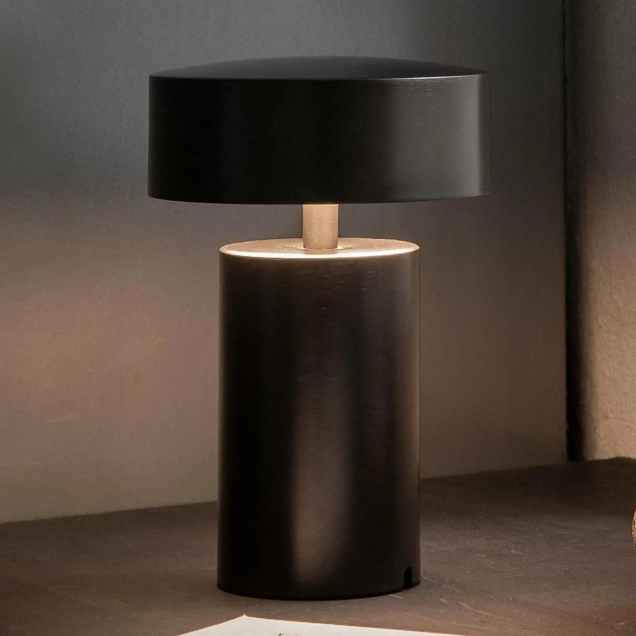 audo_column_lampe__poser_rechargeable_ip_bronze_0.webp Audo Copenhagen Audo Column lampe à poser rechargeable, IP44, bronze^ Lampes Décoratives
