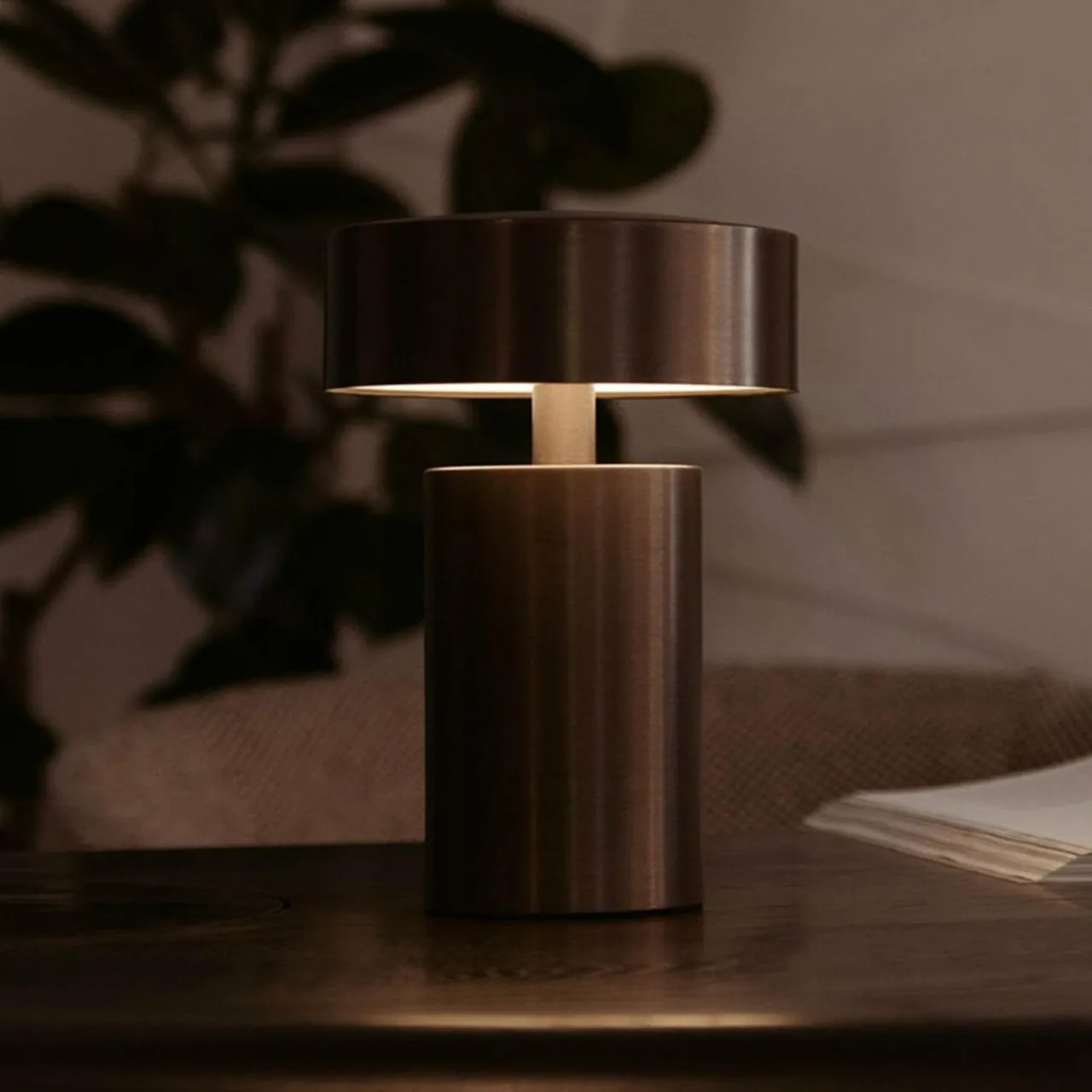 audo_column_lampe__poser_rechargeable_ip_bronze_1.webp Audo Copenhagen Audo Column lampe à poser rechargeable, IP44, bronze^ Lampes Décoratives