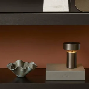 Audo Copenhagen Audo Column lampe à poser rechargeable, IP44, bronze^ Lampes Décoratives