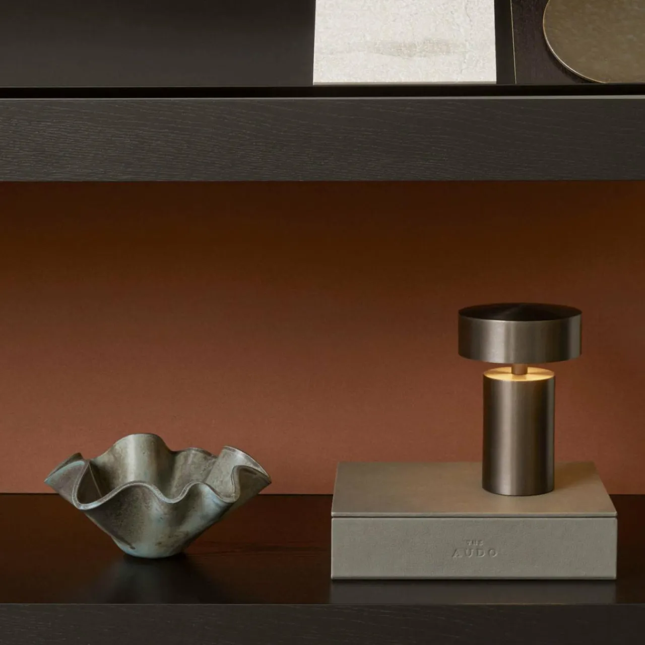 audo_column_lampe__poser_rechargeable_ip_bronze_2.webp Audo Copenhagen Audo Column lampe à poser rechargeable, IP44, bronze^ Lampes Décoratives