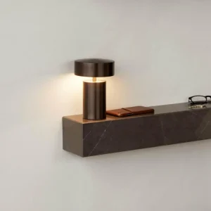 Audo Copenhagen Audo Column lampe à poser rechargeable, IP44, bronze^ Lampes Décoratives
