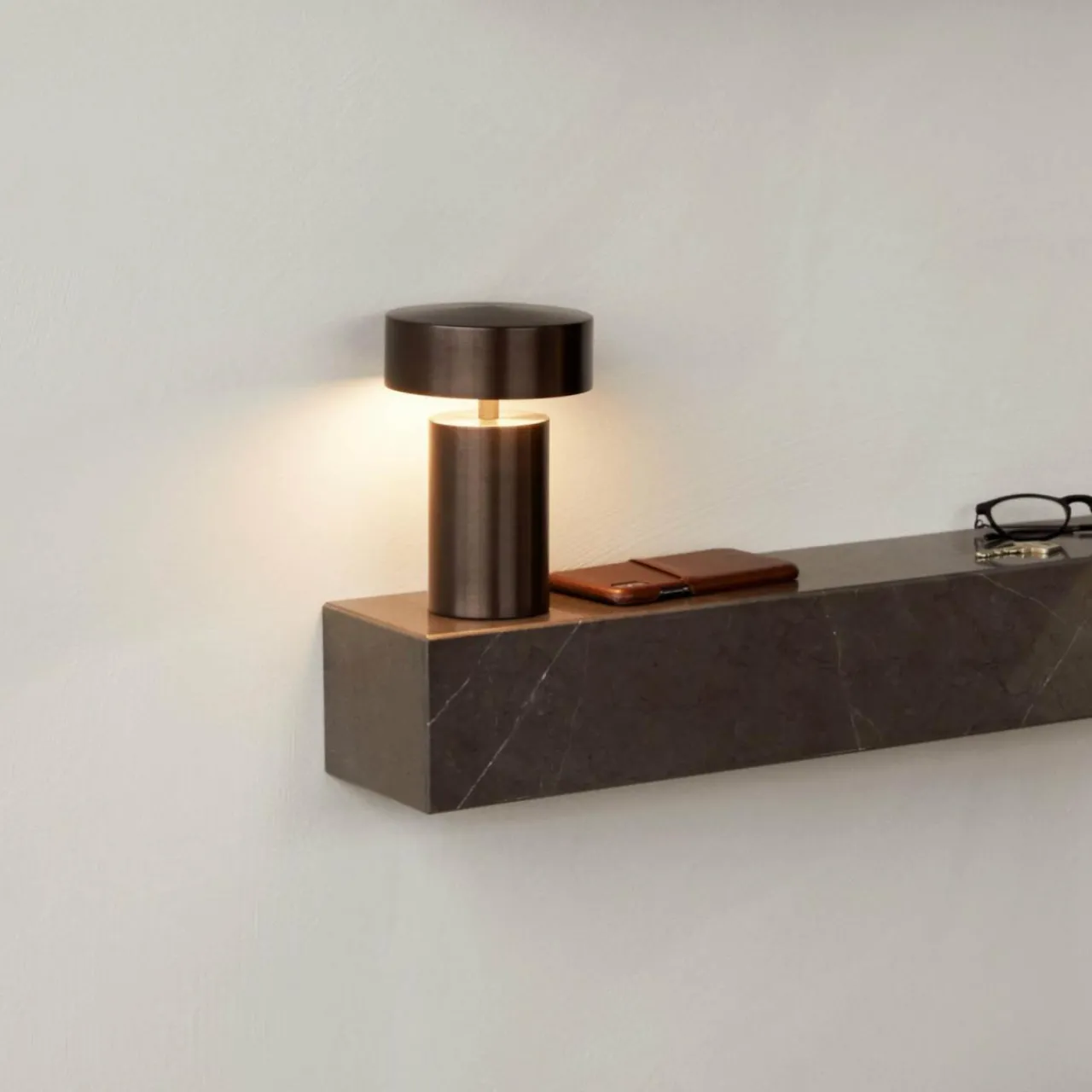audo_column_lampe__poser_rechargeable_ip_bronze_3.webp Audo Copenhagen Audo Column lampe à poser rechargeable, IP44, bronze^ Lampes Décoratives