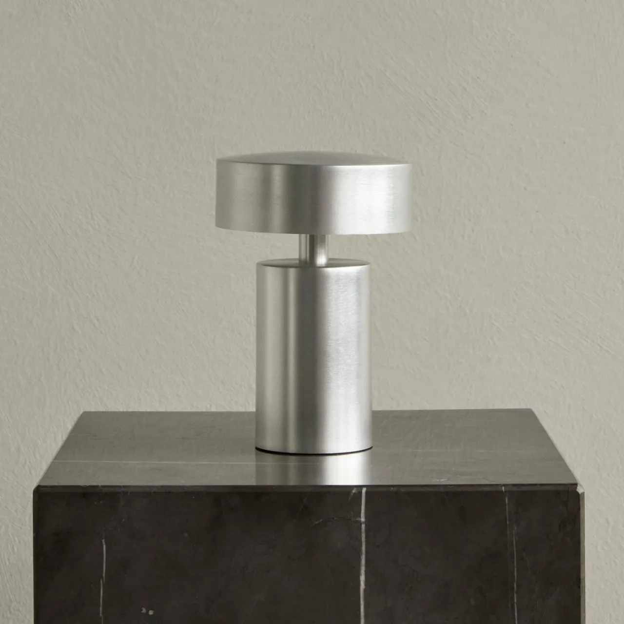 audo_column_lampe_de_table_batterie_ip_alu_1.webp Audo Copenhagen Audo Column lampe de table batterie, IP44, alu^ Lampes Décoratives