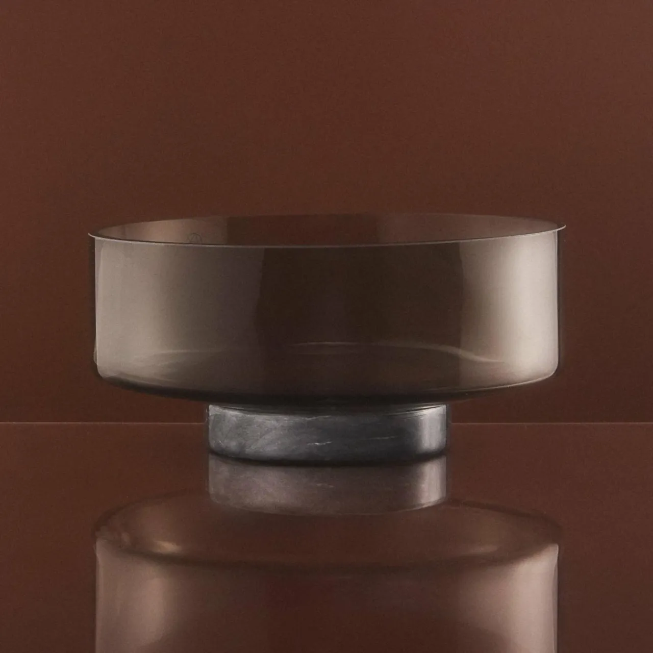 aytm_coupe_volvi_gris_fum___cm_verre_socle_marbre_0.webp AYTM coupe Volvi, gris fumé, Ø 25 cm, verre, socle, marbre^ Meubles & Aménagements