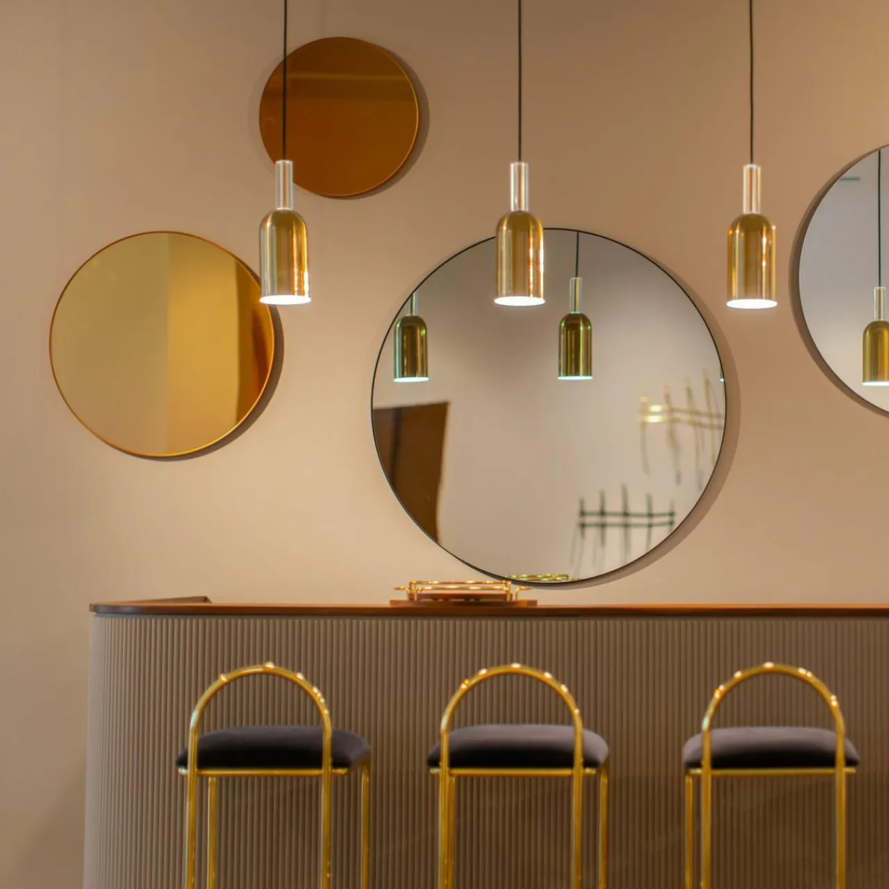 aytm_miroir_circum_rose___cm_verre_bois_mdf_1.webp AYTM miroir Circum, rose, Ø 70 cm, verre, bois MDF^ Meubles & Aménagements