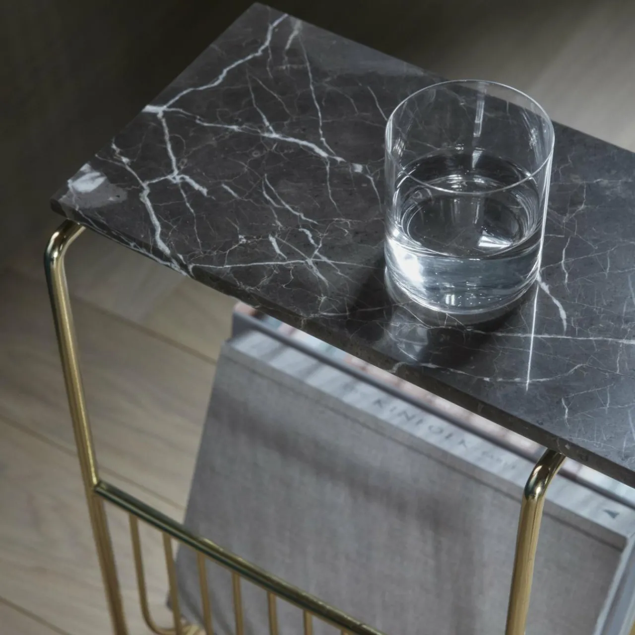 aytm_porterevues_sino_table_dappoint_dor_1.webp AYTM porte-revues Sino, table d'appoint, doré^ Meubles & Aménagements