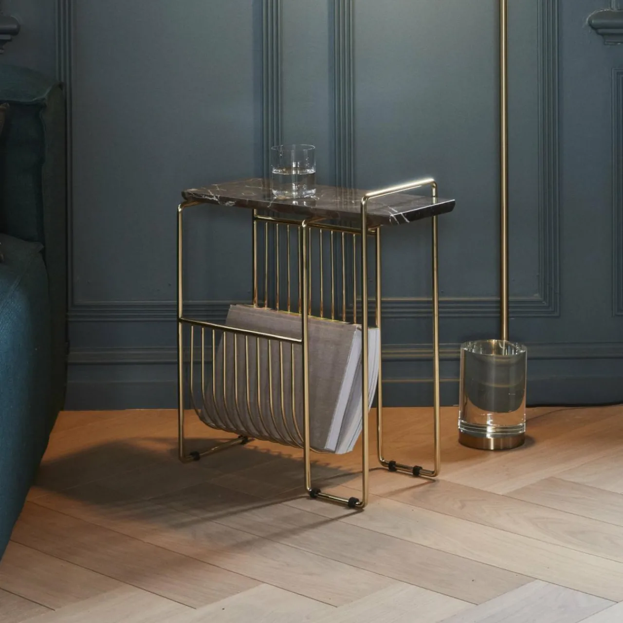 aytm_porterevues_sino_table_dappoint_dor_3.webp AYTM porte-revues Sino, table d'appoint, doré^ Meubles & Aménagements