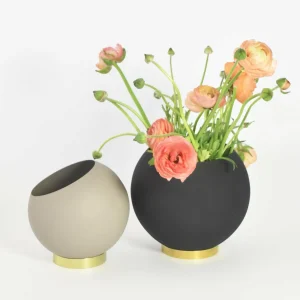 AYTM pot de fleurs Globe, Ø 17 cm, gris-brun, aluminium, acier^ Meubles & Aménagements