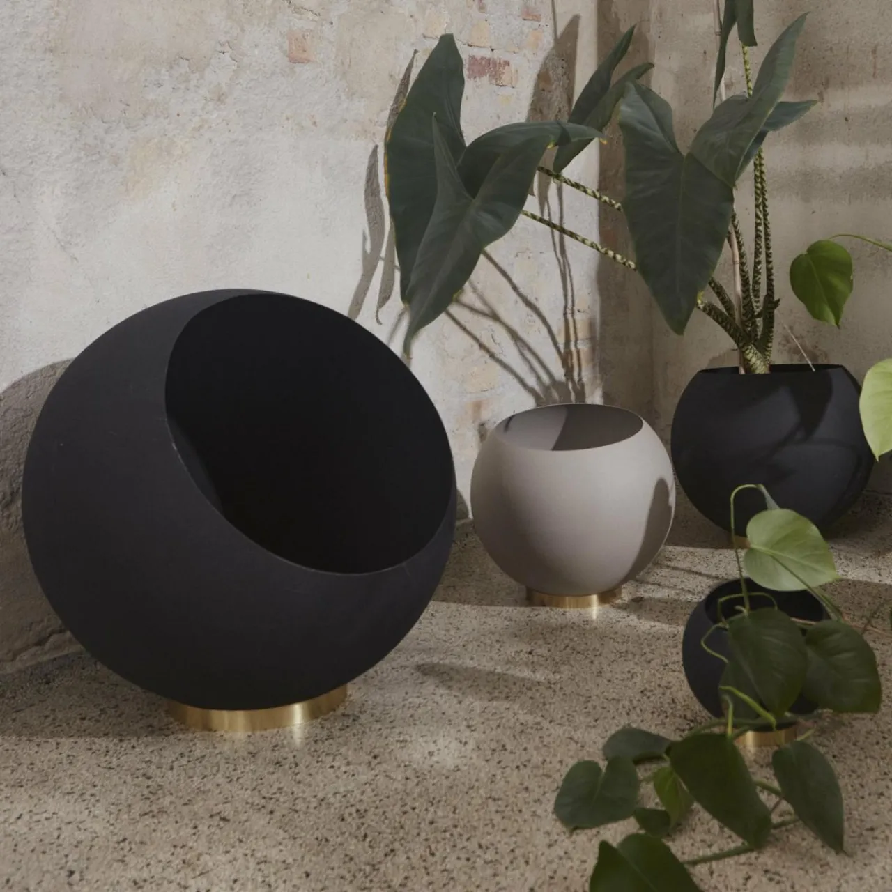 aytm_pot_de_fleurs_globe___cm_noir_aluminium_acier_0-3.webp AYTM pot de fleurs Globe, Ø 60 cm, noir, aluminium, acier^ Meubles & Aménagements