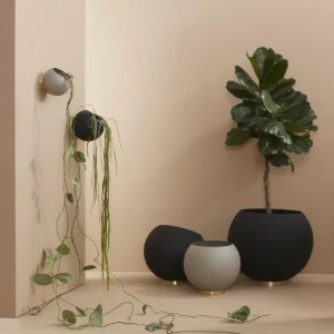 AYTM pot de fleurs mural Globe, Ø 21 cm, noir, aluminium^ Meubles & Aménagements