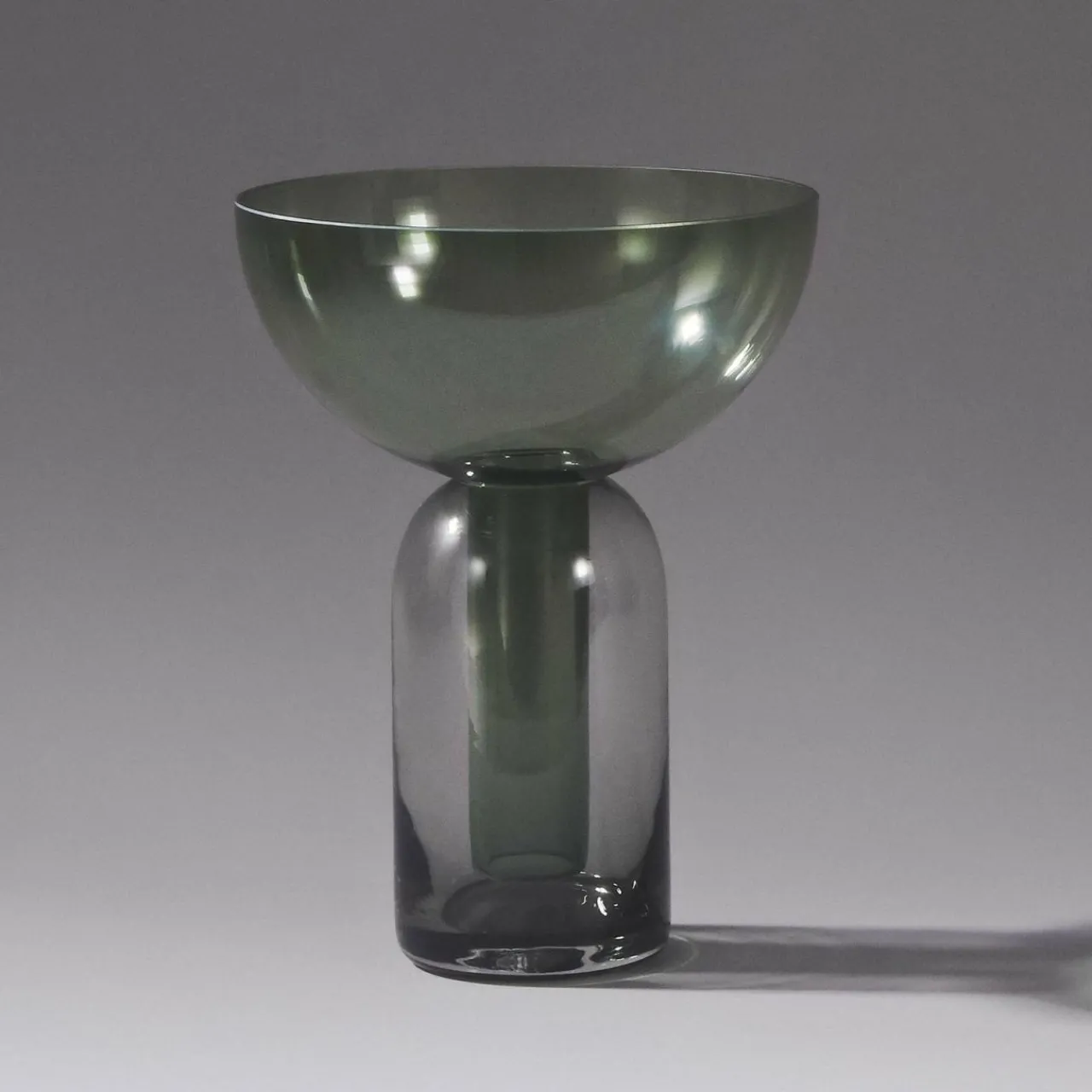 aytm_vase_torus_vert___cm_hauteur__cm_verre_0.webp AYTM Vase Torus, vert, Ø 25 cm, hauteur 33 cm, verre^ Meubles & Aménagements