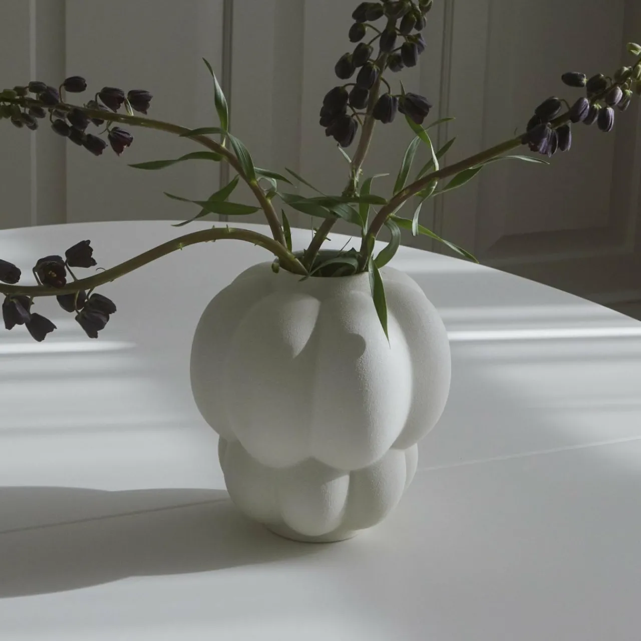 aytm_vase_uva_cramique_blanc___cm_forme_de_raisin_0.webp AYTM Vase Uva, céramique, blanc, Ø 20 cm, forme de raisin^ Meubles & Aménagements