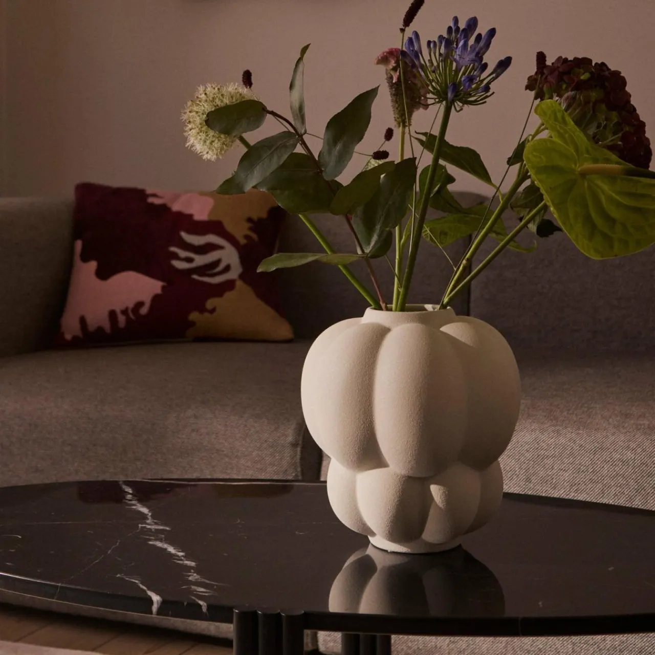 aytm_vase_uva_cramique_blanc___cm_forme_de_raisin_4.webp AYTM Vase Uva, céramique, blanc, Ø 20 cm, forme de raisin^ Meubles & Aménagements