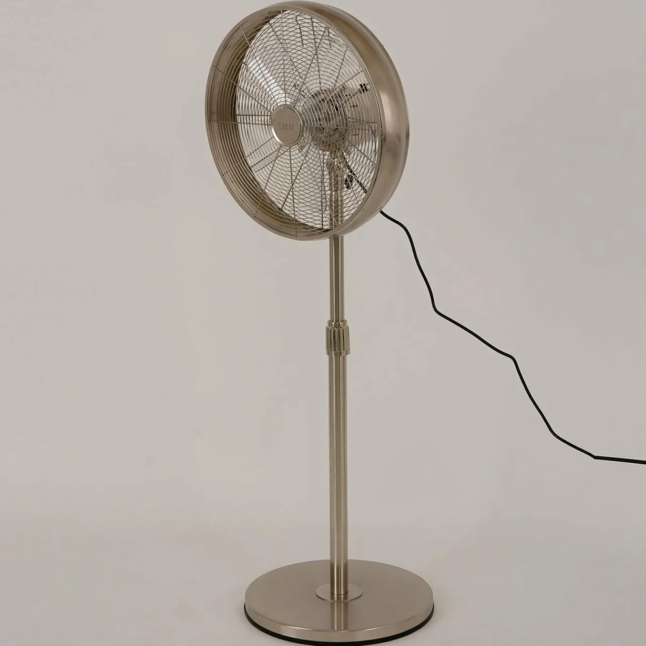 beacon_ventilateur_sur_pied_breeze_couleur_chrome_pied_rond_silencieux_1.webp Beacon Lighting Beacon Ventilateur sur pied Breeze couleur chrome, pied rond, silencieux^ Ventilateurs