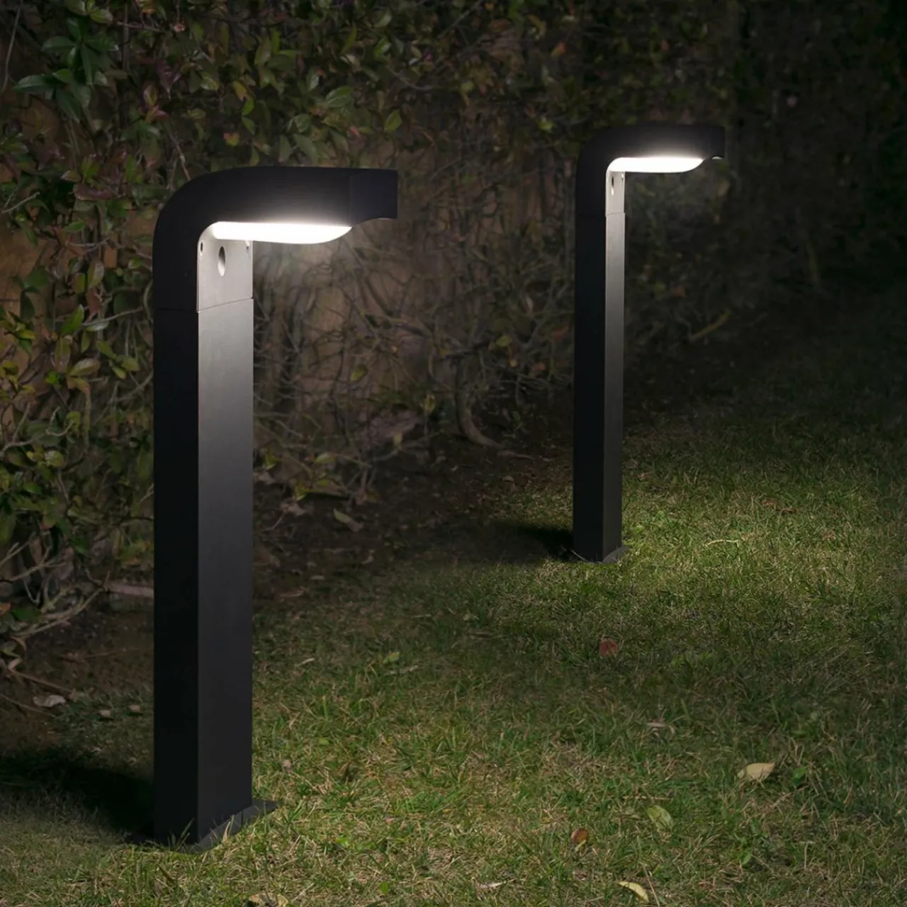 borne_lumineuse_klamp_anthracite_2.webp FARO BARCELONA Borne lumineuse KLAMP anthracite^ Bornes Éclairage Extérieur