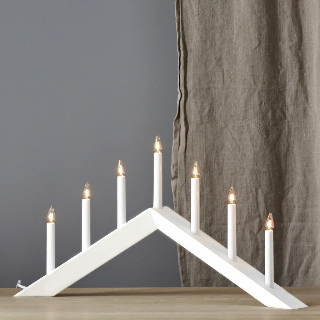 chandelier_arrow_angle_obtus_lampes_blanc_1.webp STAR TRADING Chandelier Arrow, angle obtus, 7 lampes, blanc^ Lumière De Noël