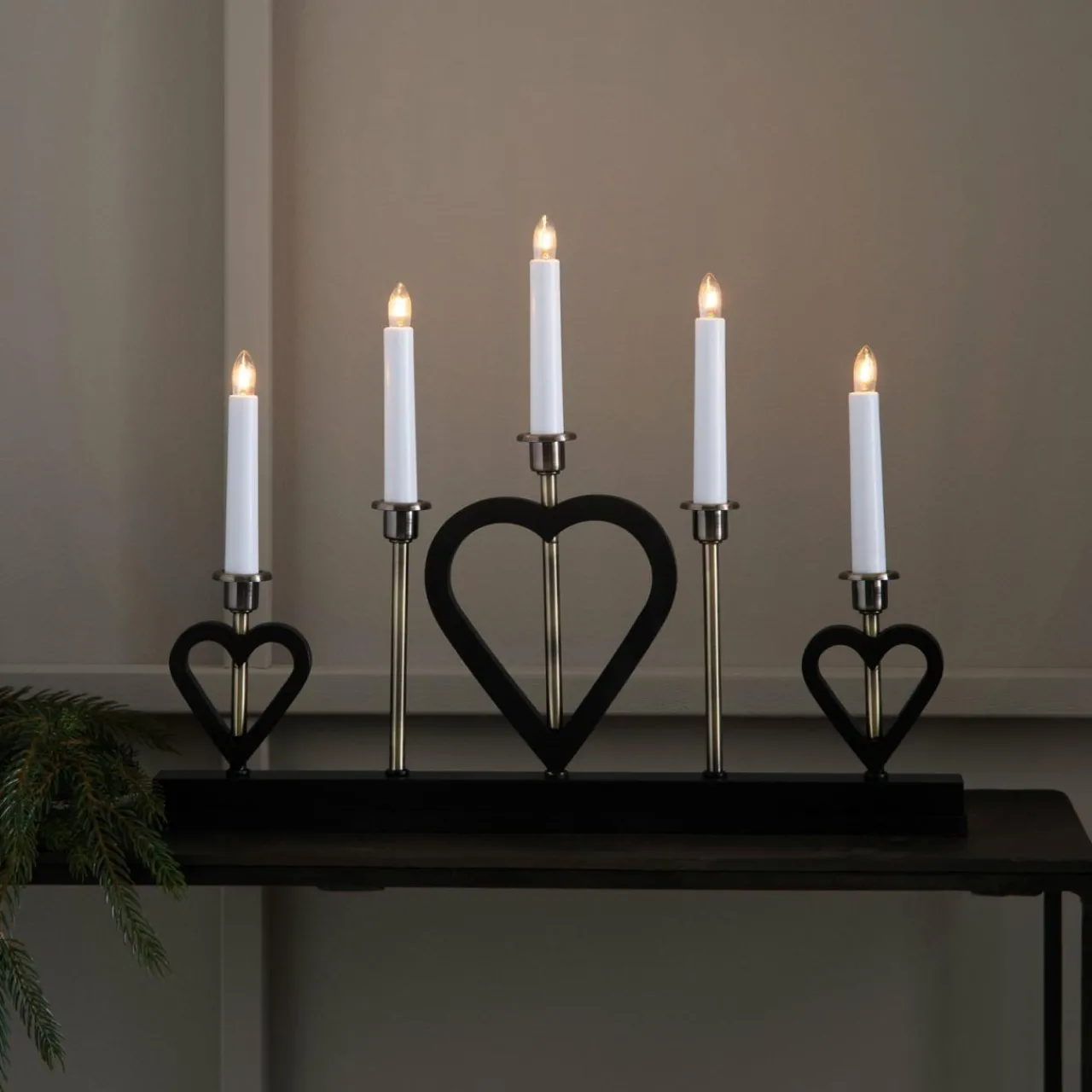 chandelier_melissa__cinq_lampes_noirlaiton_0.webp Markslöjd Chandelier Melissa à cinq lampes noir/laiton^ Lumière De Noël
