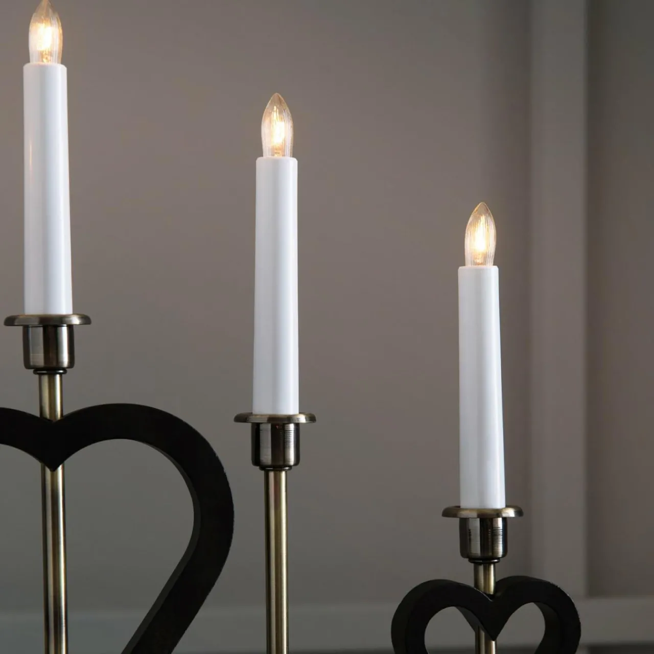 chandelier_melissa__cinq_lampes_noirlaiton_1.webp Markslöjd Chandelier Melissa à cinq lampes noir/laiton^ Lumière De Noël