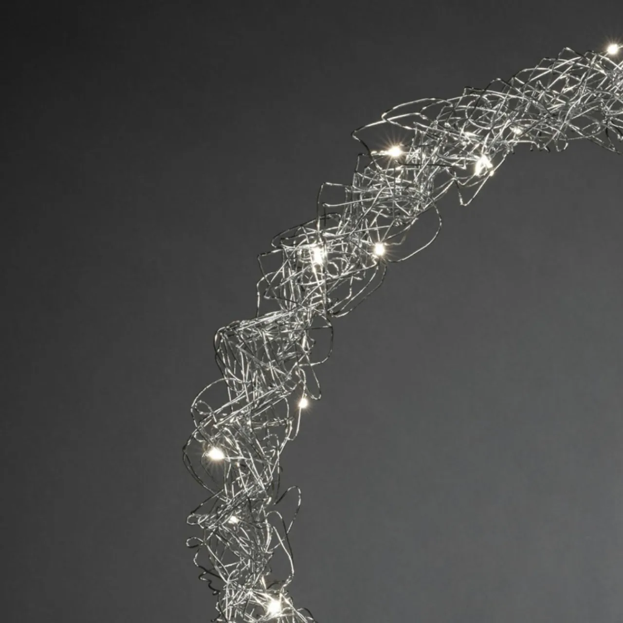 couronne_mtal_led_ip_argent_cm_treillis_fil_1.webp Konstsmide Christmas Couronne métal LED IP20 argent Ø45cm treillis fil^ Lumière De Noël