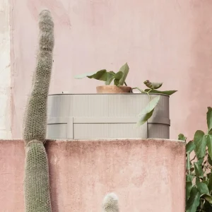ferm LIVING Bac à fleurs Bau, beige, acier, largeur 45 cm^ Meubles & Aménagements