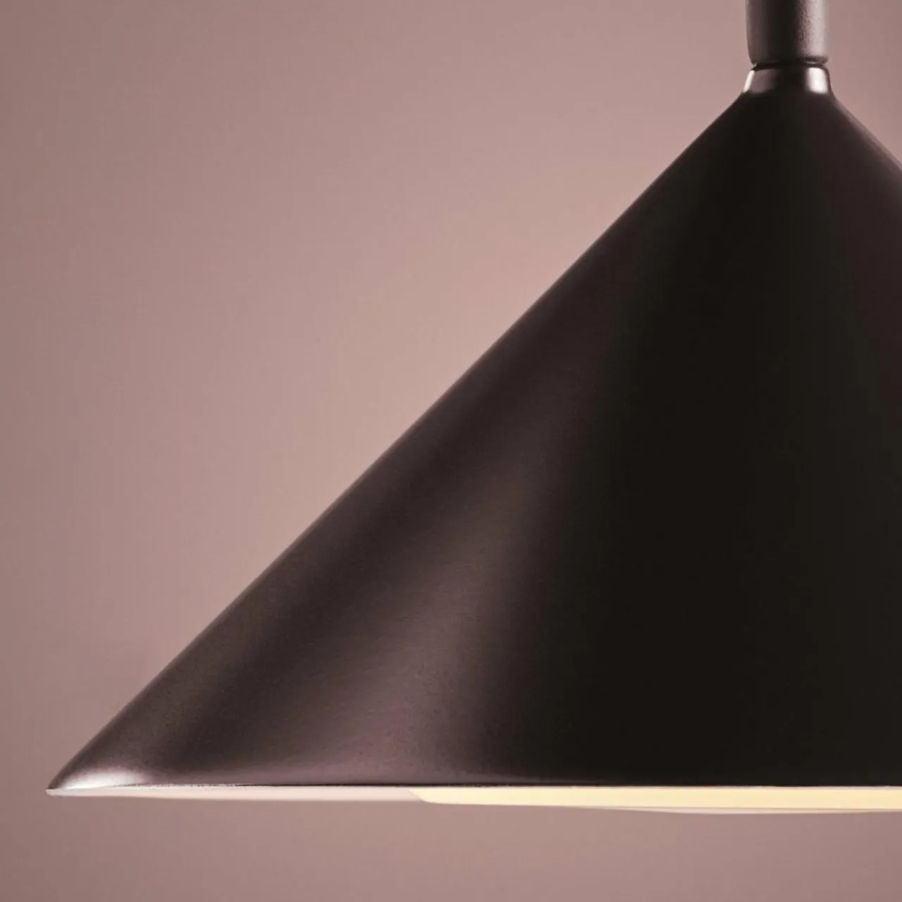 frandsen_lampe_de_table_led_grasp_rouge_fonc_hauteur__cm_mtal_0.webp FRANDSEN lampe de table LED Grasp, rouge foncé, hauteur 47 cm, métal^ Lampes Décoratives