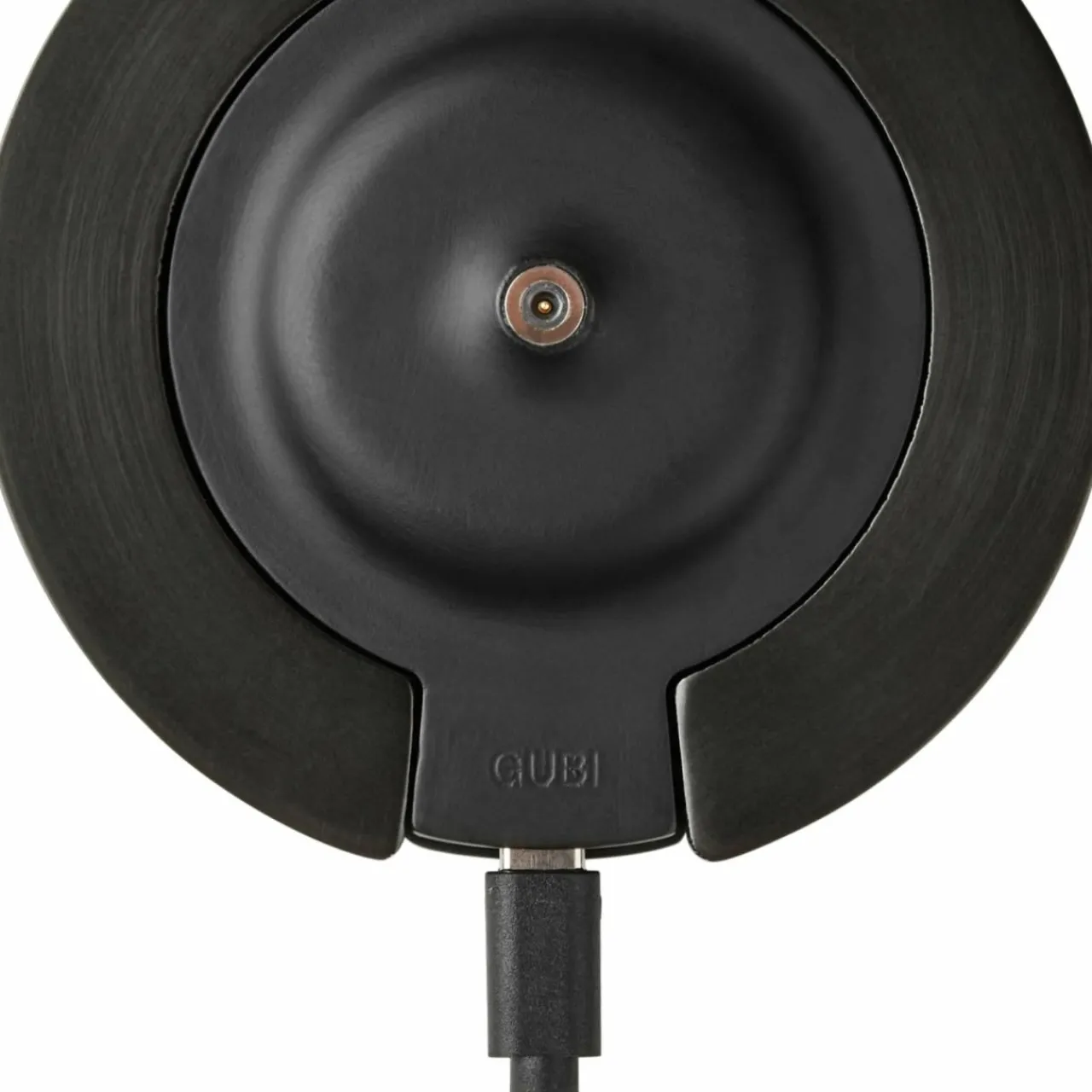 gubi_lampe__poser_rechargeable_seine_ip_laiton_antique_verre_mat_1.webp GUBI Lampe à poser rechargeable Seine, IP44, laiton antique, verre mat^ Lampes Décoratives