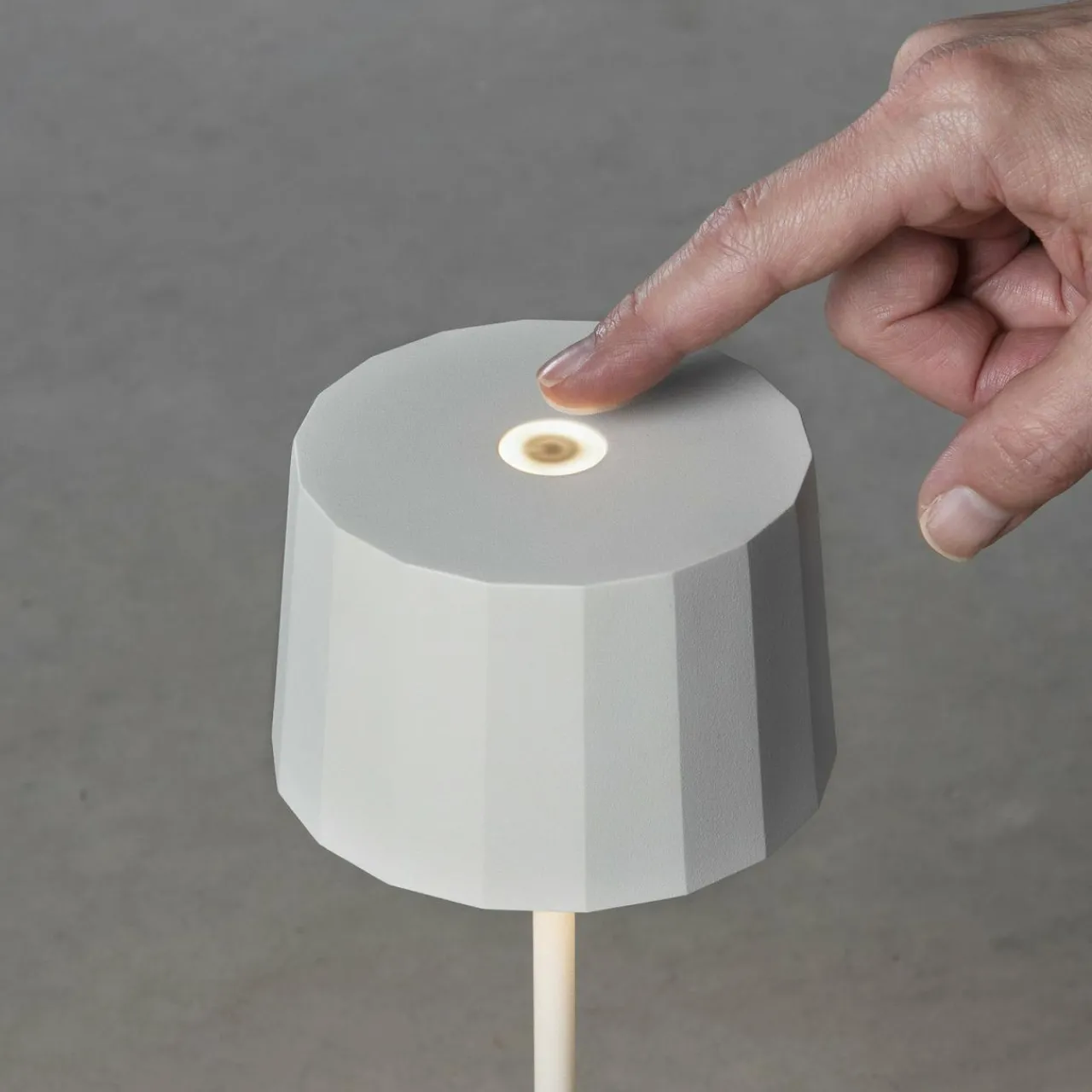 lampe__poser_led_positano_pour_extrieur_blanche_5.webp Konstsmide Lampe à poser LED Positano pour extérieur, blanche^ Lampes Décoratives