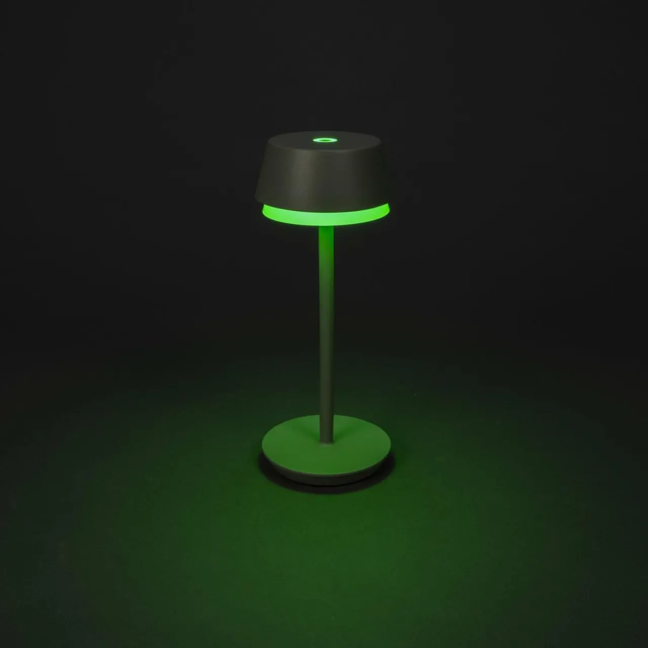 lampe__poser_led_rechargeable_lyon_vertgris_ip_variateur_2.webp Konstsmide Lampe à poser LED rechargeable Lyon, vert/gris, IP54, variateur^ Lampes Décoratives
