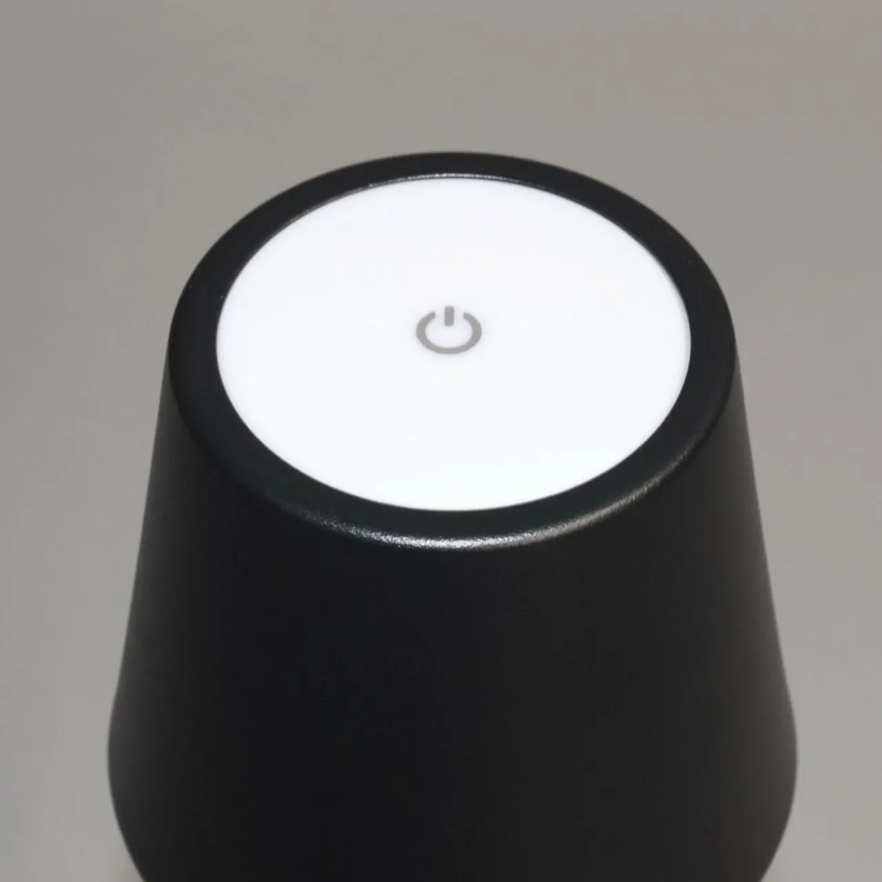 lampe__poser_led_rechargeable_viletto_noir_ip_1.webp FH Lighting Lampe à poser LED rechargeable Viletto, noir, IP54^ Lampes Décoratives