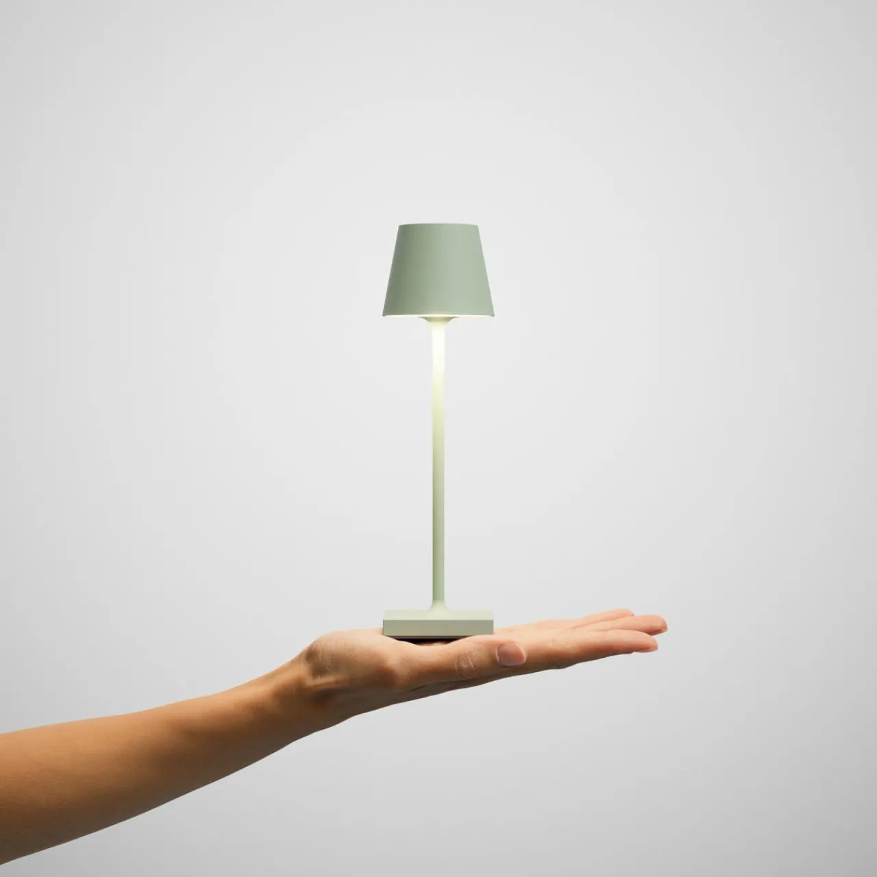Sigor Lampe de table LED rechargeable Nuindie pocket, vert sauge, IP54, intensité^ Lampes Décoratives