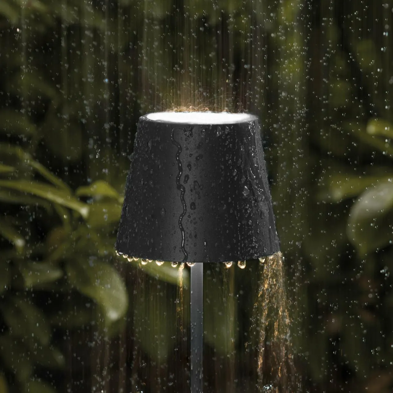 lampe_de_table_led_rechargeable_nuindie_usbc_noir_ip_intensit_0.webp Sigor Lampe de table LED rechargeable Nuindie, USB-C, noir, IP54, intensité^ Lampes Décoratives
