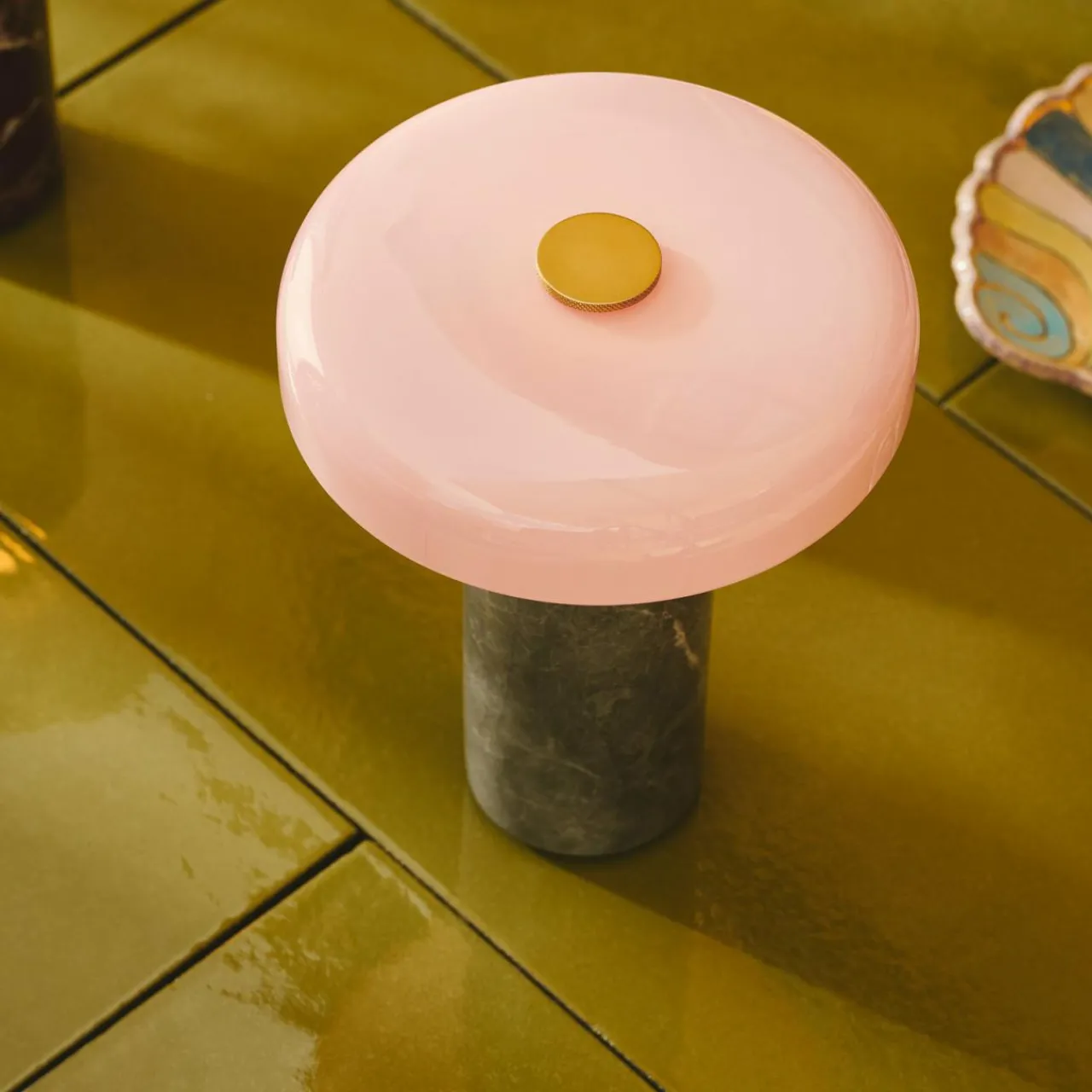 lampe_de_table_led_rechargeable_trip_gris__rose_marbre_verre_ip_4.webp DESIGN BY US Lampe de table LED rechargeable Trip, gris / rose, marbre, verre, IP44^ Lampes Décoratives