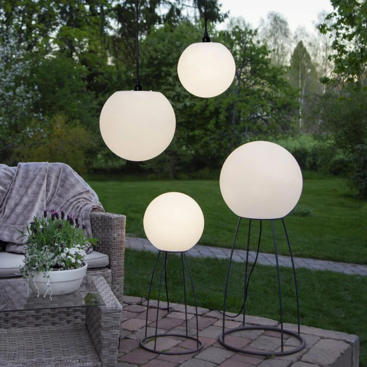 lampe_de_terrasse_mallorca__cm_noirblanc_plastiquemtal_1.webp STAR TRADING Lampe de terrasse Mallorca 95 cm noir/blanc plastique/métal^ Luminaires De Terrasse