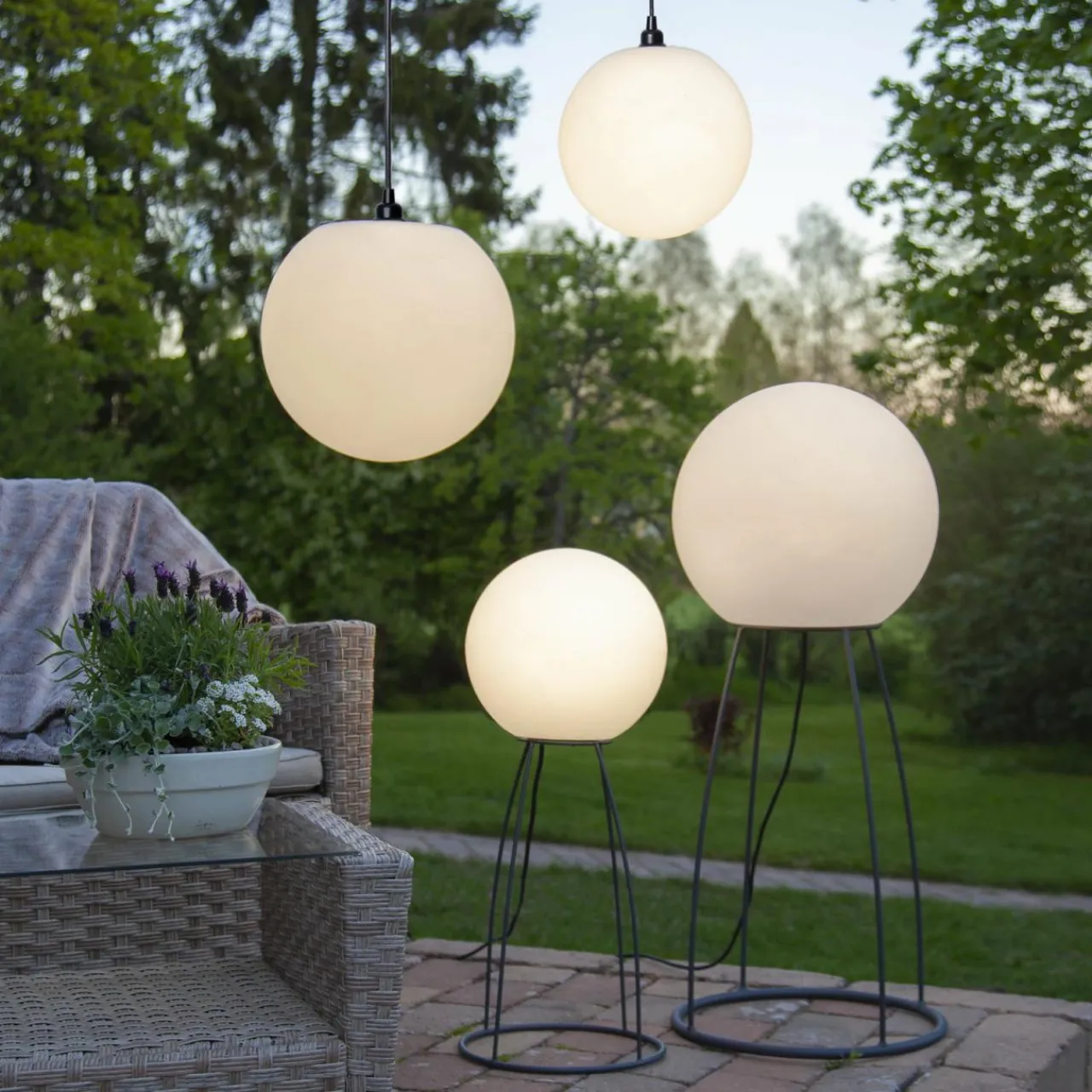 lampe_de_terrasse_mallorca__cm_noirblanc_plastiquemtal_2.webp STAR TRADING Lampe de terrasse Mallorca 95 cm noir/blanc plastique/métal^ Luminaires De Terrasse