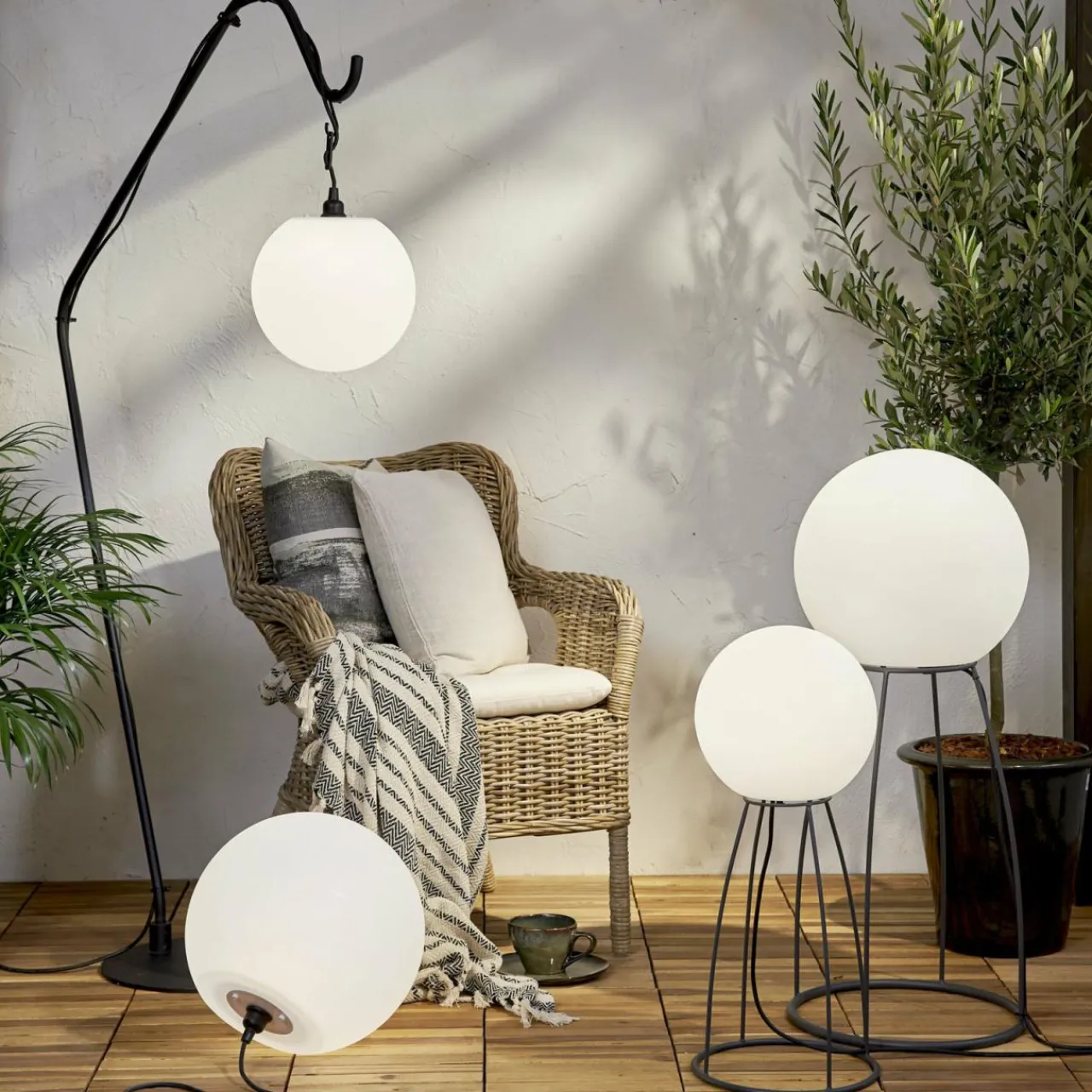 lampe_de_terrasse_mallorca__cm_noirblanc_plastiquemtal_3.webp STAR TRADING Lampe de terrasse Mallorca 95 cm noir/blanc plastique/métal^ Luminaires De Terrasse
