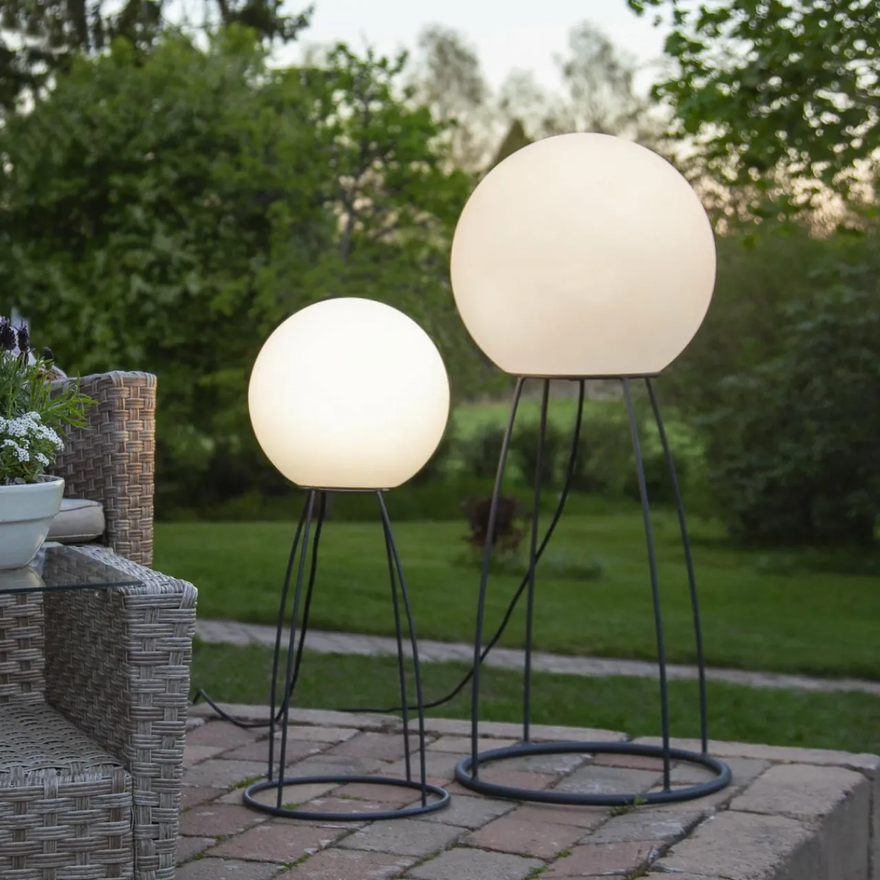 lampe_de_terrasse_mallorca__cm_noirblanc_plastiquemtal_4.webp STAR TRADING Lampe de terrasse Mallorca 95 cm noir/blanc plastique/métal^ Luminaires De Terrasse