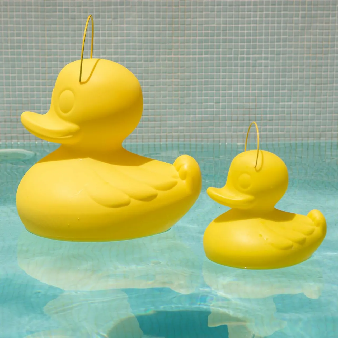 lampe_designer_led_duckduck_xl_extrieur_jaune_6.webp Goodnight Light Lampe designer LED DUCK-DUCK XL extérieur jaune^ Lumière De Noël