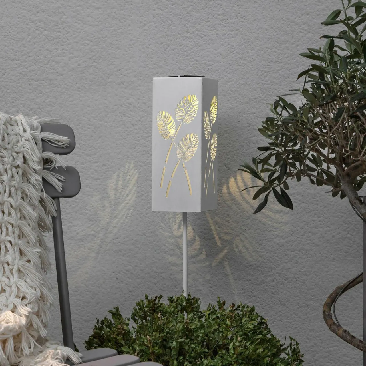 lampe_solaire_led_albaleaf__utilisations_3.webp STAR TRADING Lampe solaire LED Albaleaf, 2 utilisations^ Lampes Décoratives