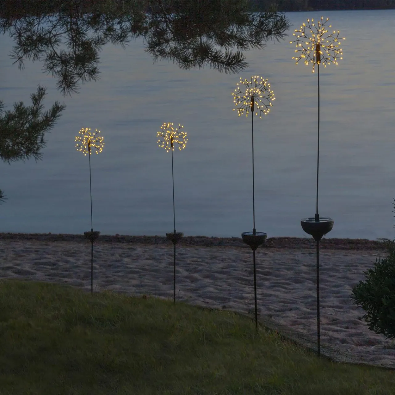 lampe_solaire_led_firework_avec_piquet__cm_2.webp STAR TRADING Lampe solaire LED Firework avec piquet, 85 cm^ Lampes Décoratives
