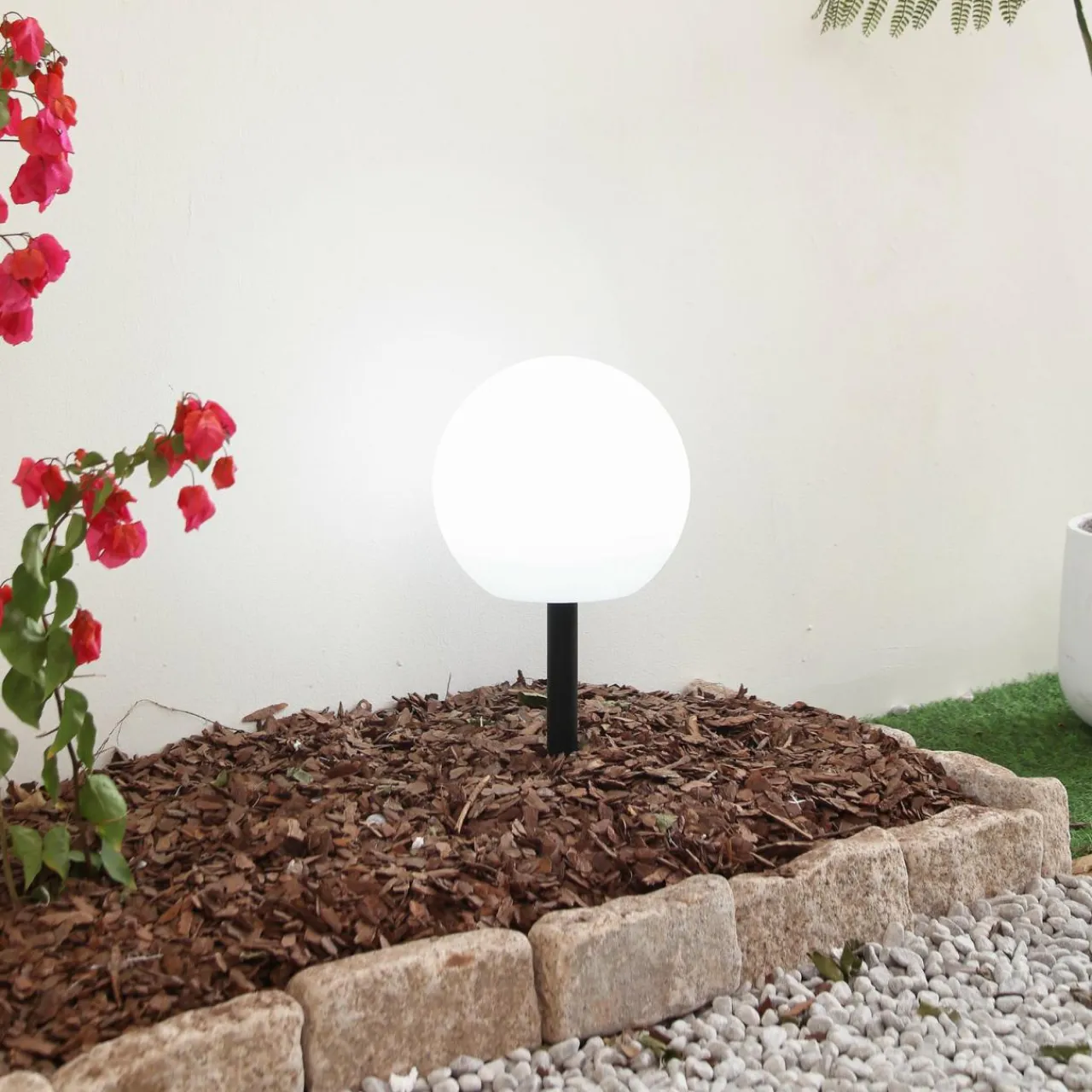 Lindby Lampe solaire LED Lago, Ø 25 cm, boule, piquet de terre, blanc^ Lampes Décoratives