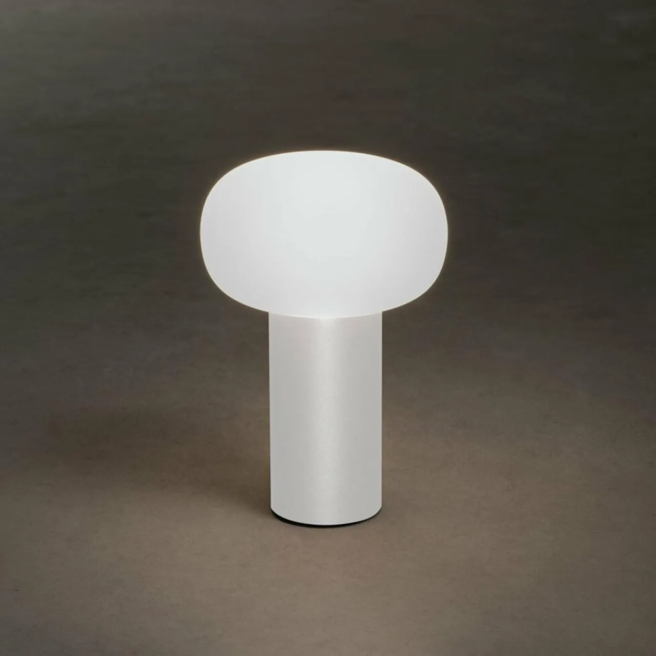 lampe_table_led_antibes_ip_batterie_rgbw_blanche_2.webp Konstsmide Lampe table LED Antibes IP54 batterie RGBW blanche^ Lampes Décoratives