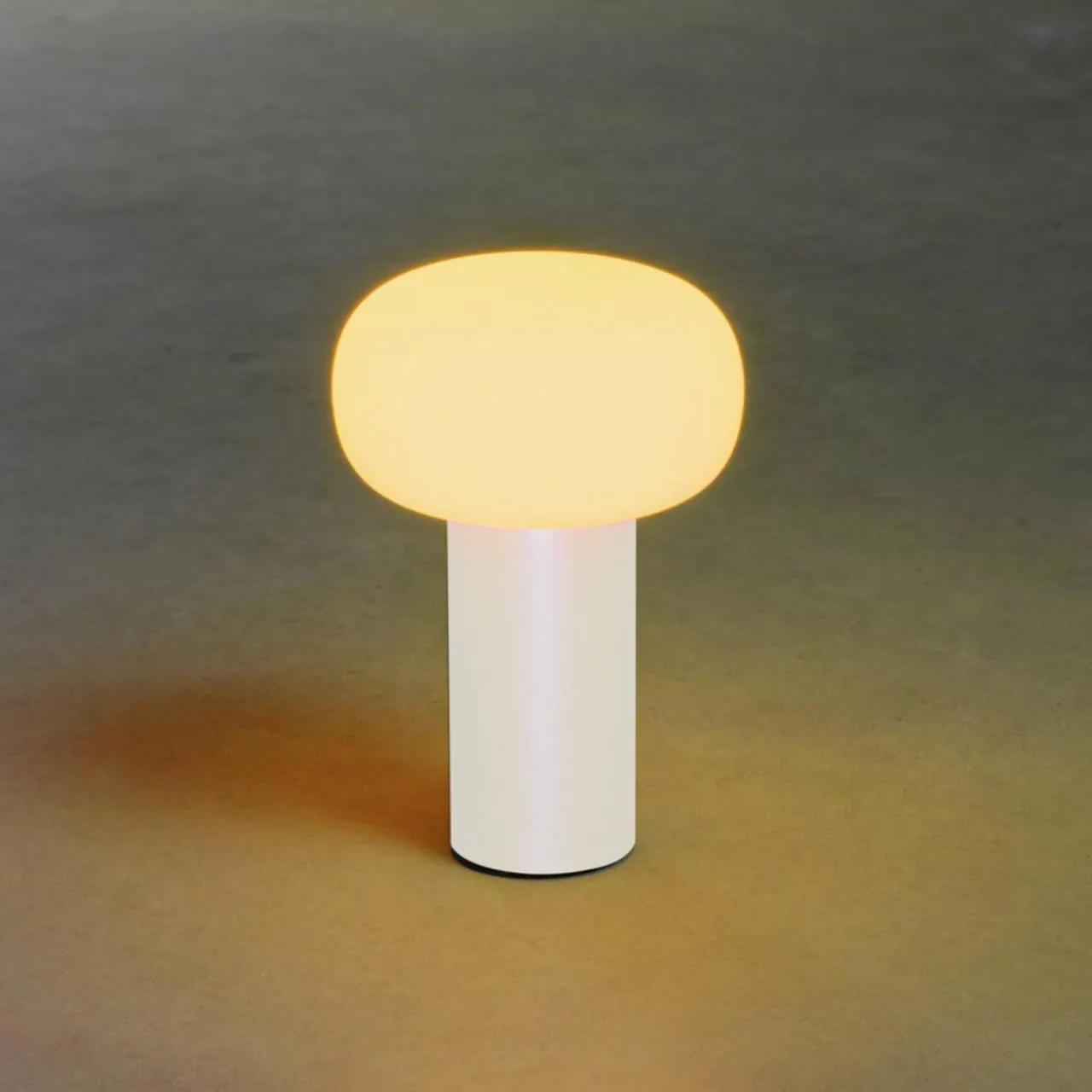 lampe_table_led_antibes_ip_batterie_rgbw_blanche_7.webp Konstsmide Lampe table LED Antibes IP54 batterie RGBW blanche^ Lampes Décoratives