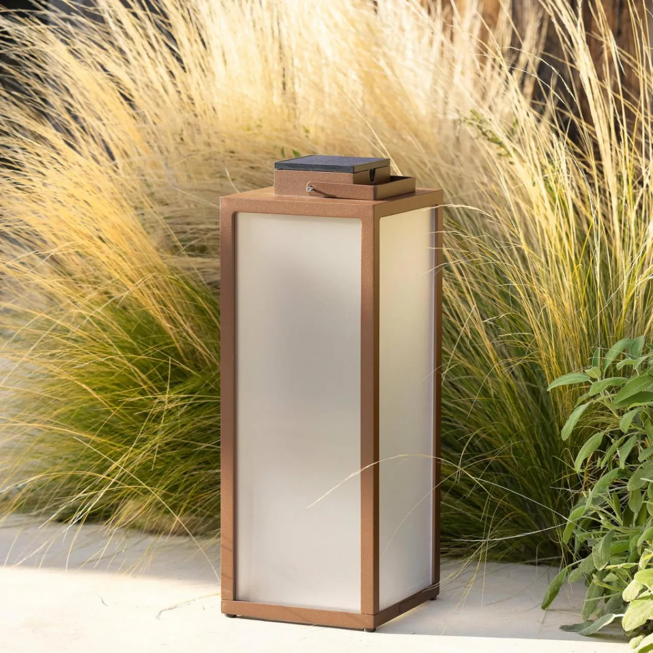 lanterne_solaire__led_tradition_corten_hauteur__cm_2.webp Les Jardins Lanterne solaire à LED Tradition, corten, hauteur 65 cm^ Lampes Décoratives