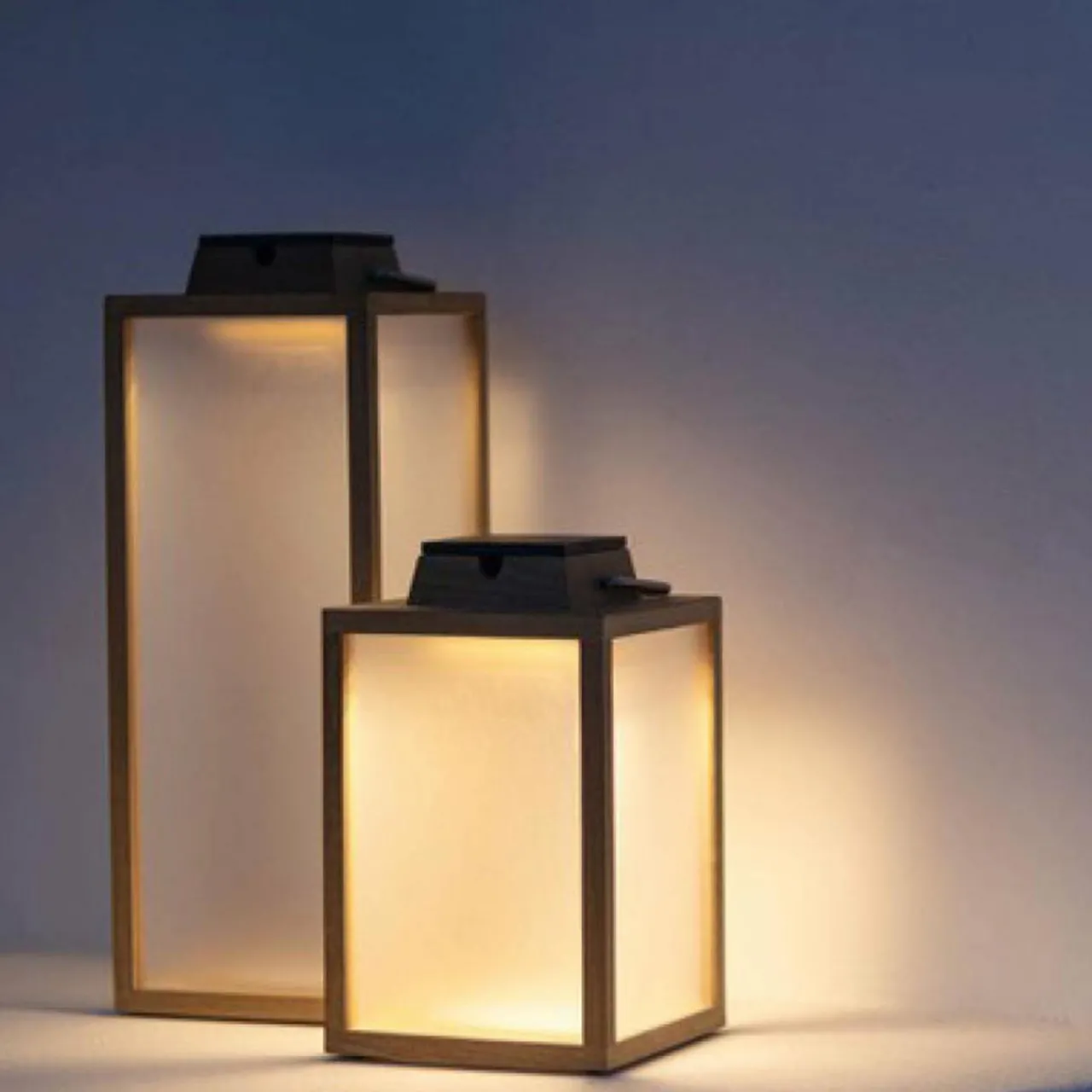 lanterne_solaire__led_tradition_en_teck_hauteur__cm_2.webp Les Jardins Lanterne solaire à LED Tradition en teck hauteur 65 cm^ Lampes Décoratives