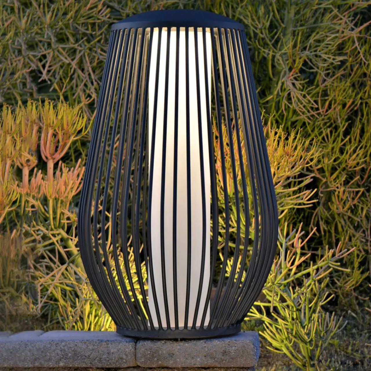 lanterne_solaire_led_mandaley__capteur_gris_0.webp Les Jardins Lanterne solaire LED Mandaley à capteur, gris^ Lampes Décoratives